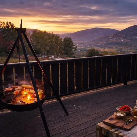 Smie Pa Sjarmerende Og Historisk Gard *