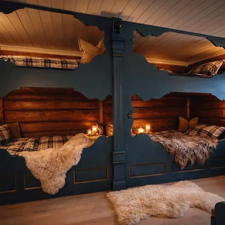 Smie Pa Sjarmerende Og Historisk Gard