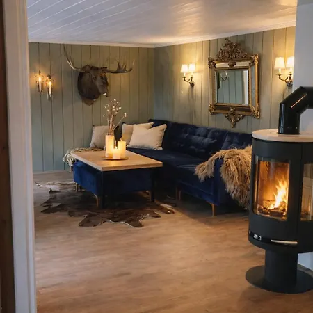 Smie Pa Sjarmerende Og Historisk Gard