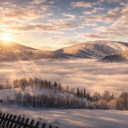 Smie Pa Sjarmerende Og Historisk Gard Baukal