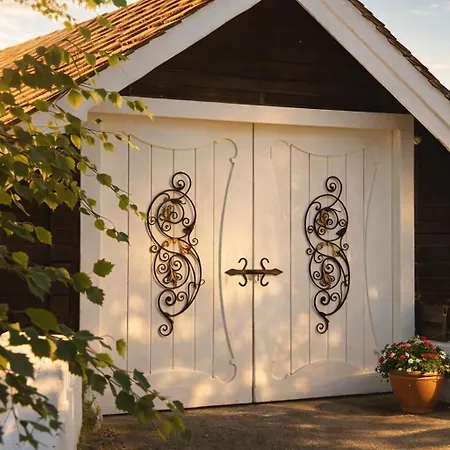 Smie Pa Sjarmerende Og Historisk Gard Baukal