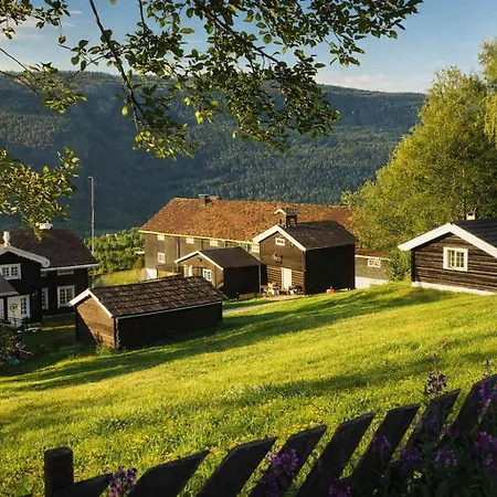 Smie Pa Sjarmerende Og Historisk Gard