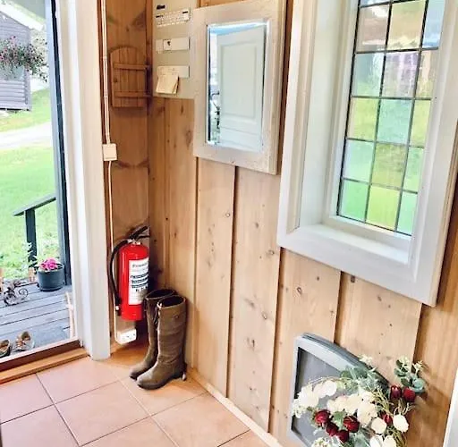 Smie Pa Sjarmerende Og Historisk Gard * Baukal