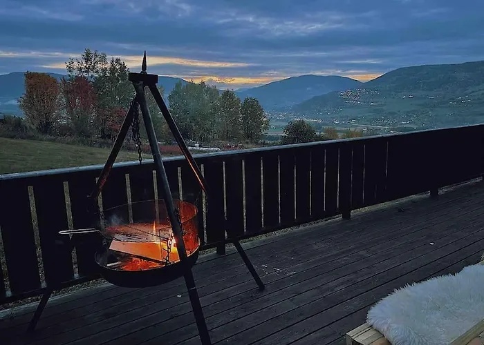 Smie Pa Sjarmerende Og Historisk Gard