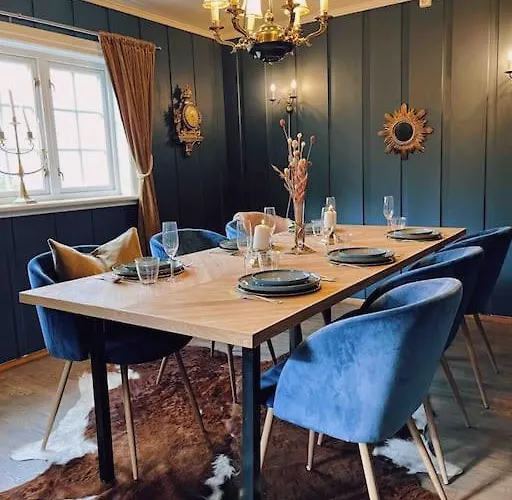 Smie Pa Sjarmerende Og Historisk Gard *