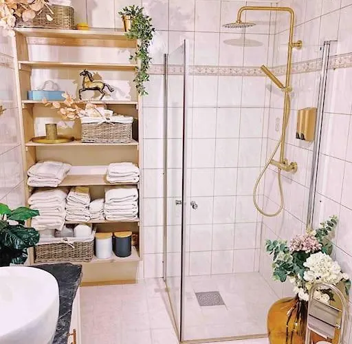 Smie Pa Sjarmerende Og Historisk Gard Baukal