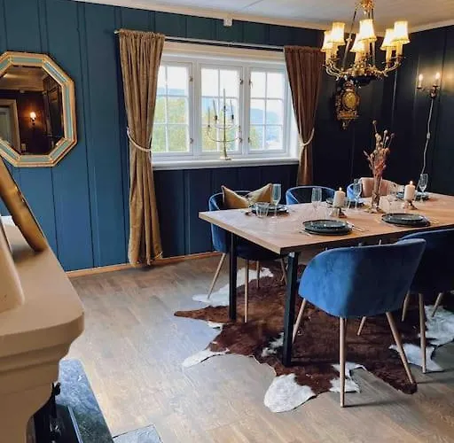 Smie Pa Sjarmerende Og Historisk Gard Feriehus