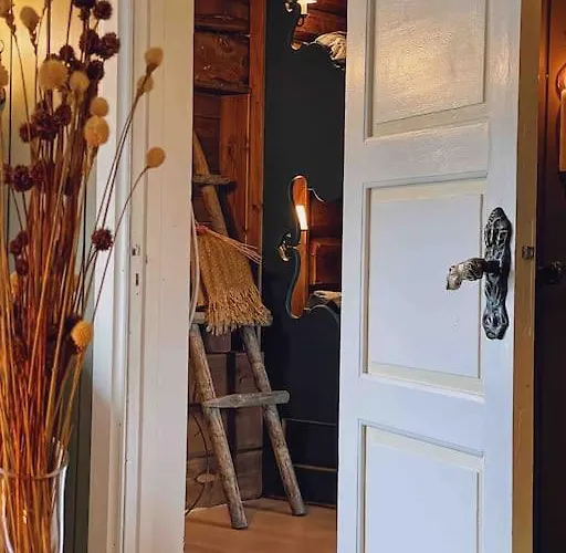 Smie Pa Sjarmerende Og Historisk Gard Baukal