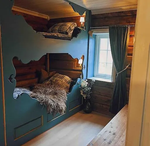 Smie Pa Sjarmerende Og Historisk Gard * Baukal