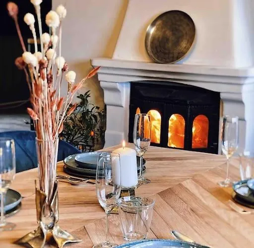 Smie Pa Sjarmerende Og Historisk Gard