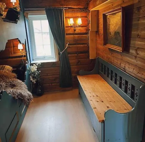 Smie Pa Sjarmerende Og Historisk Gard Feriehus