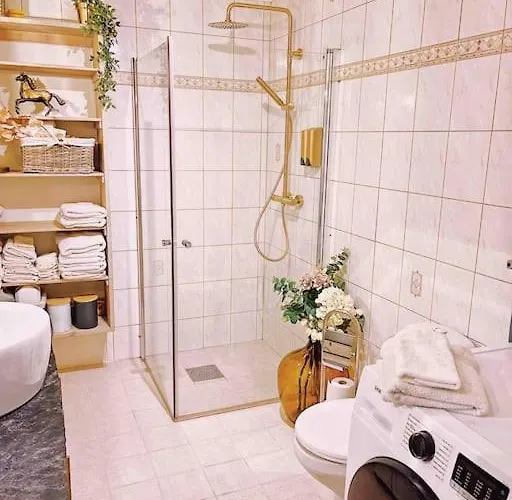 Smie Pa Sjarmerende Og Historisk Gard Feriehus Baukal