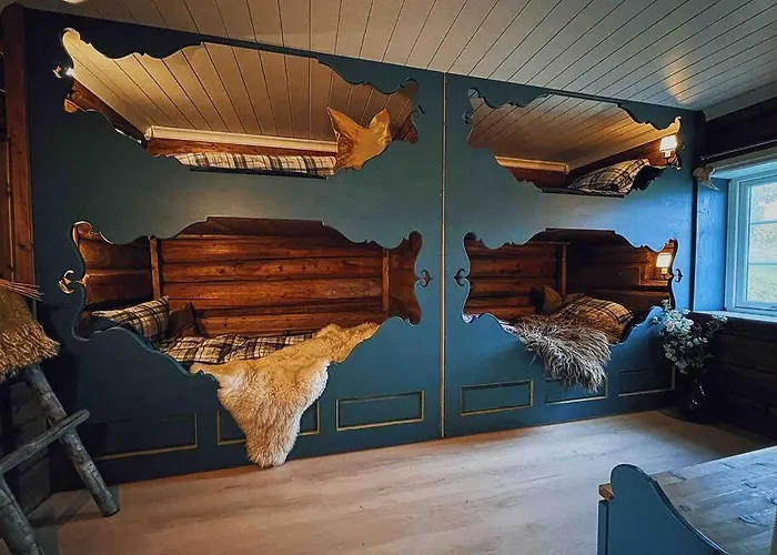 Smie Pa Sjarmerende Og Historisk Gard *