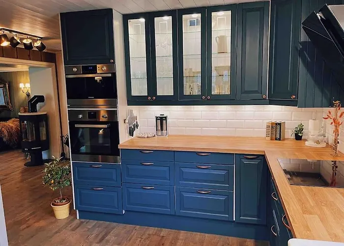 Smie Pa Sjarmerende Og Historisk Gard