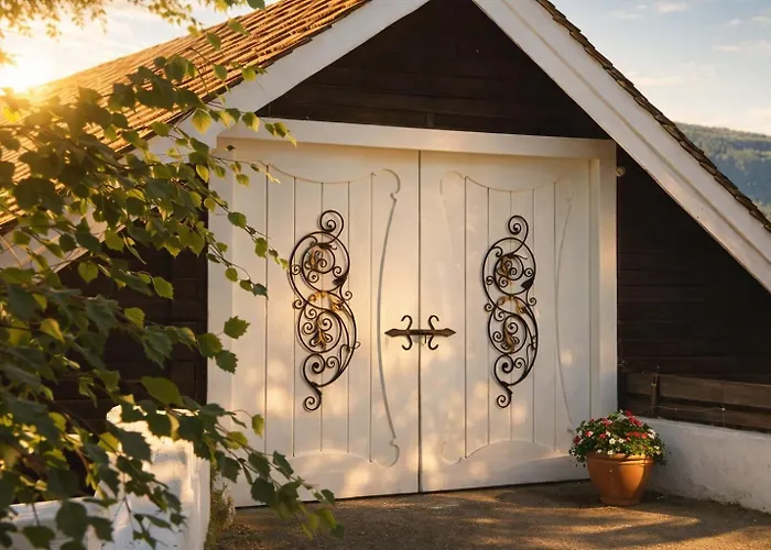 Smie Pa Sjarmerende Og Historisk Gard Baukal